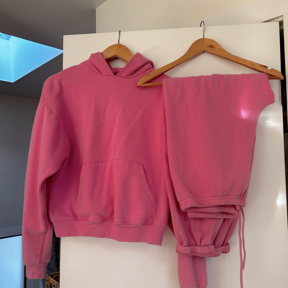 Skims sweatsuit BUBBLEGUM pink. Sold out